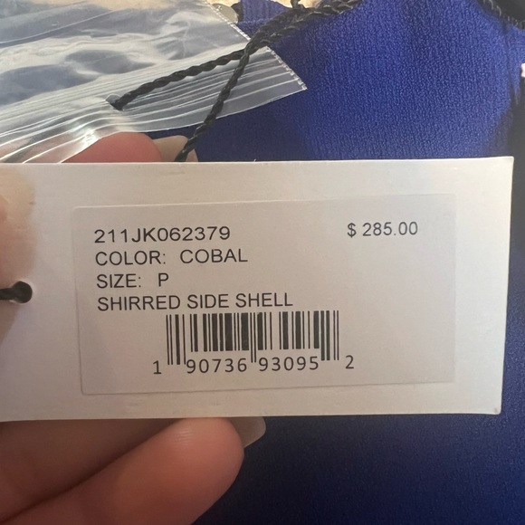 Milly Women's top . Mockneck, Sleeveless - Picture 5 of 7